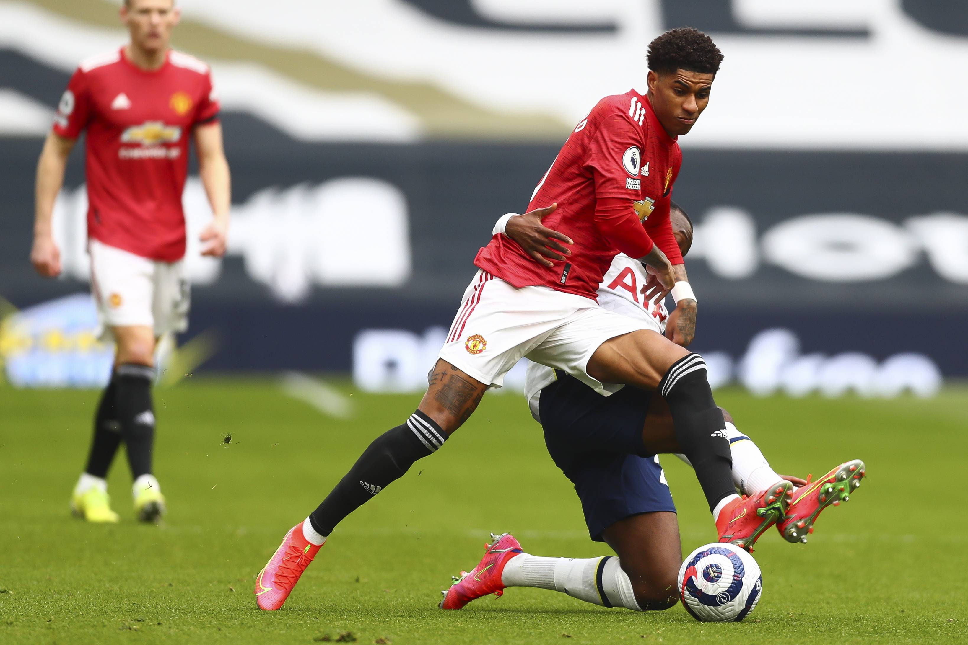 高举过肩 高举过肩